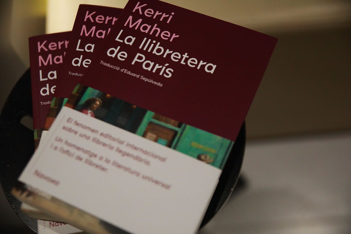 OnaLlibres's tweet photo. El que fa ser una llibreria són coses com les que han passat avui a la tarda a la llibreria. Kerri Maher, escriptora de La llibretera de París, publicat per @navonacat , ha visitat l'Ona de Pau Claris per compartir una estona de xerrada amb nosaltres. https://t.co/aPdfYEBbcU