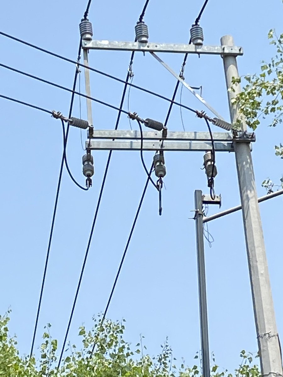 Ederbag's tweet photo. @CFEmx sin luz desde las 8 am. Xola esquina Monte Albán @GobCDMX . Ya se levantó el reporte y nada. https://t.co/UNmtYeUZSH