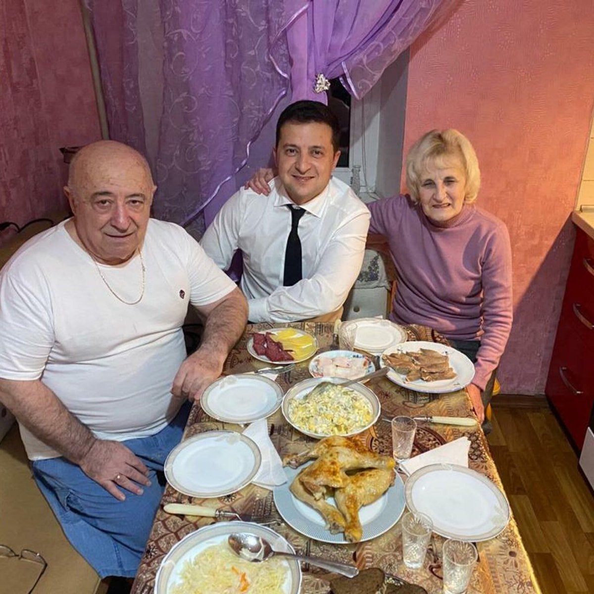 leblorik's tweet photo. Οι γονείς του #VolodymyrZelenskyy έλαβαν την #Ισραηλινή υπηκοότητα και έγιναν ιδιοκτήτες εξοχικής κατοικίας στην πόλη #Rishpon αξίας 8 εκατομμυρίων δολαρίων. Η έκταση του σπιτιού είναι 950 τετραγωνικά μέτρα, μια μικρή πισίνα με 9 https://t.co/3IrAjXcCxI