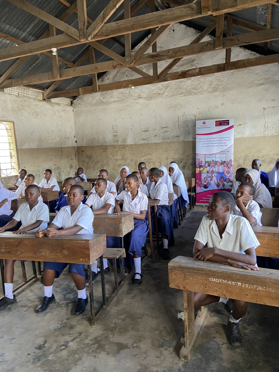 ThepinkboxInit's tweet photo. Engagement of both, #male and #female #students to the key matters of #pubertyeducation and #menstrualhygiene is essential. Our #students actively participated in our past session without shying away from asking the challenging questions! 

#thepinkboxinitiative #mabibo https://t.co/pNCBSAk8fd