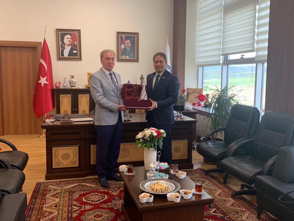 AliSahin501's tweet photo. Kütahya Sağlık Bilimleri Üniversitesi @ksbu_kurumsal Rektörümüz ve 24-26 Dönem Kütahya Milletvekilimiz Vural Kavuncu Bey’i ziyaret ederek özlem giderdik. Müstesna gayretleri ve vizyonuyla tanıdığımız Sn Rektörümüz Vural Kavuncu Bey ve ekibini tebrik ediyor başarılar diliyoruz… https://t.co/1of8ZJ3ys2