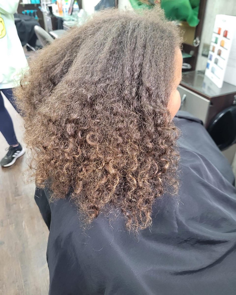 LazarouBros's tweet photo. This beautiful young lady shaydee aged 8 new exactly what she wanted today from long to #shorthair #clippercut #curlyhair #naturalhair #naturallycurly #naturallook #afrohair #curlessence #keracare #affirmcare @KeraCare #teamlazarouchurchillway #allhairtypes #cardiff #southwales https://t.co/Bqs1D1OeNe