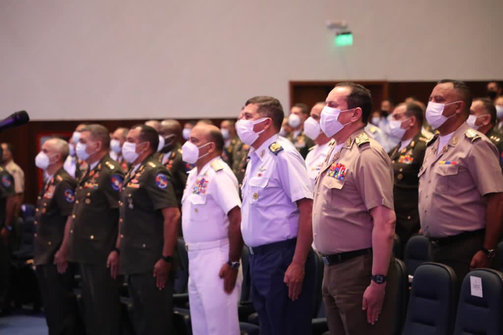 Hoy desde las instalaciones del teatro de la <a href="/ameb_vzla/">𝗔𝗰𝗮𝗱𝗲𝗺𝗶𝗮 𝗘𝗷𝗲́𝗿𝗰𝗶𝘁𝗼</a>, con profundo compromiso Patrio, acompañé a mi GJ <a href="/vladimirpadrino/">Vladimir Padrino L.</a> y GJ <a href="/dhernandezlarez/">GJ. Domingo Hernández Lárez</a>, durante la realización del Foro Bicentenario de la Batalla Pichincha.
#PuebloYGobiernoActivos