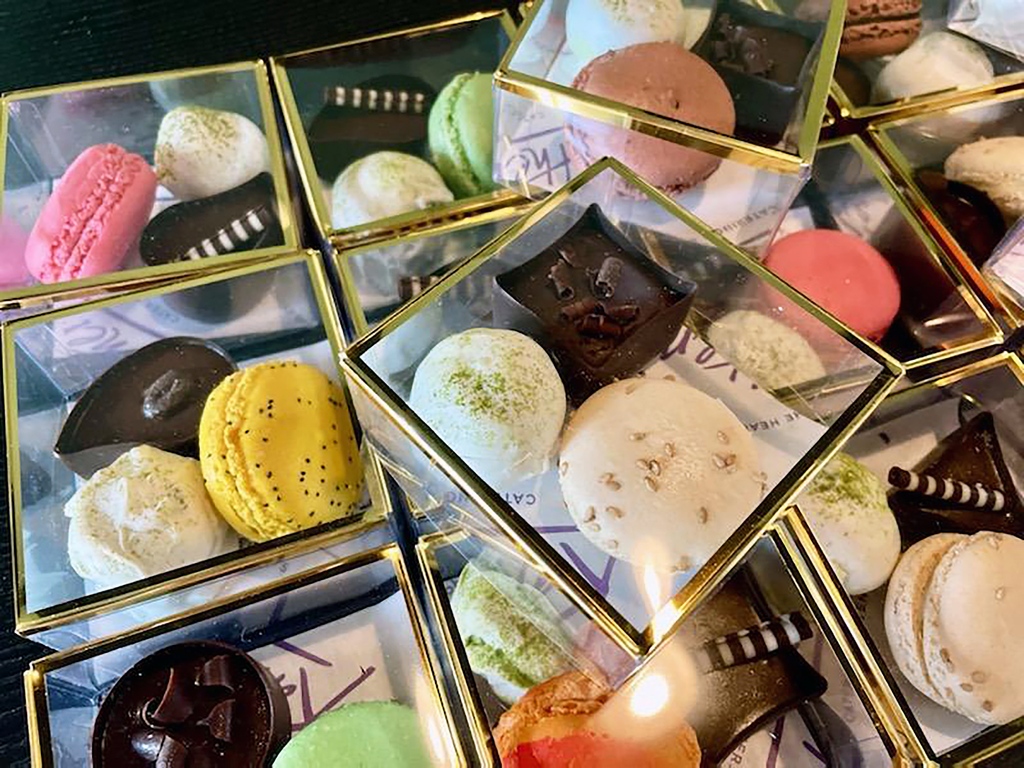 KatherinesCater's tweet photo. Specialty dessert boxes give your guests the opportunity to try a variety of our irresistible bakery treats. We love how this batch turned out!
.
.
#sweettreats #foodpics #katherinescatering #annarborcatering #treatyourself #specialeventcatering #eventprofs #dessertboxes https://t.co/2PQO6pepII