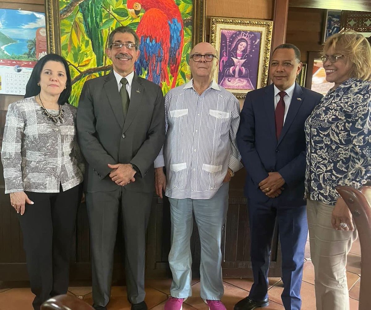 llegopapa's tweet photo. Un gran honor recibir en mi hogar la grata visita del próximo rector de la @UniversidadUASD, @jorgeAsjanaD. Le reiteramos todo nuestro apoyo a él y a todo al equipo que le acompaña. https://t.co/samZhnPI02