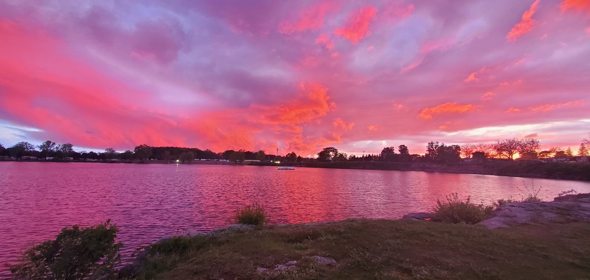 TPSKatrina's tweet photo. Last night's sunset💗 #cottoncandyskies #sweetcloud
#portcolbourne https://t.co/S3aaNx6hyX
