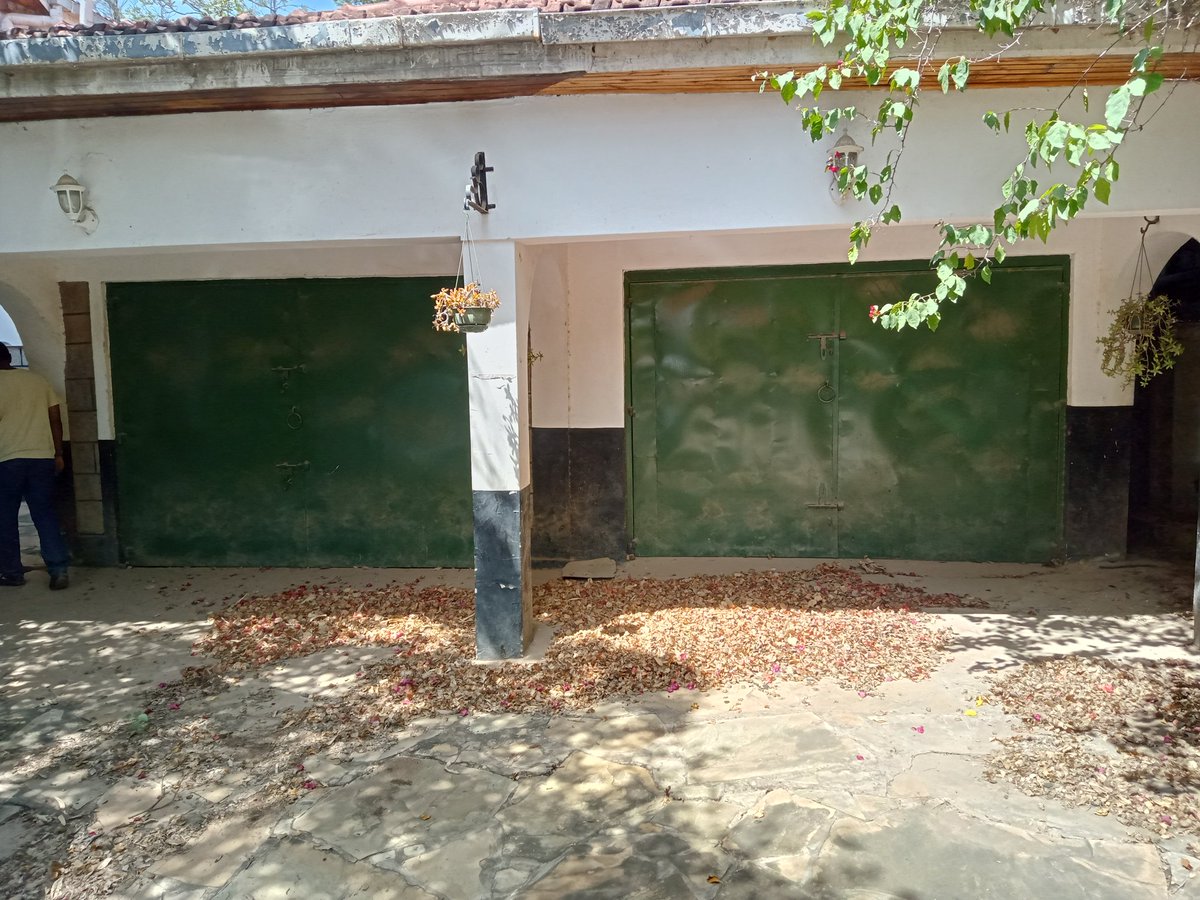 SheikhGlen's tweet photo. A four bedroom mansionate is on sale at Athi River, opposite Shalom Hospital (Portland/seniors Estate). Sits on half an acre piece of land, a garage that can accommodate 3 cars at once, two separate store structures, a self contained SQ, a chicken Hse and tanks with 18,000 1/2 l https://t.co/u2ogKuyI8Q