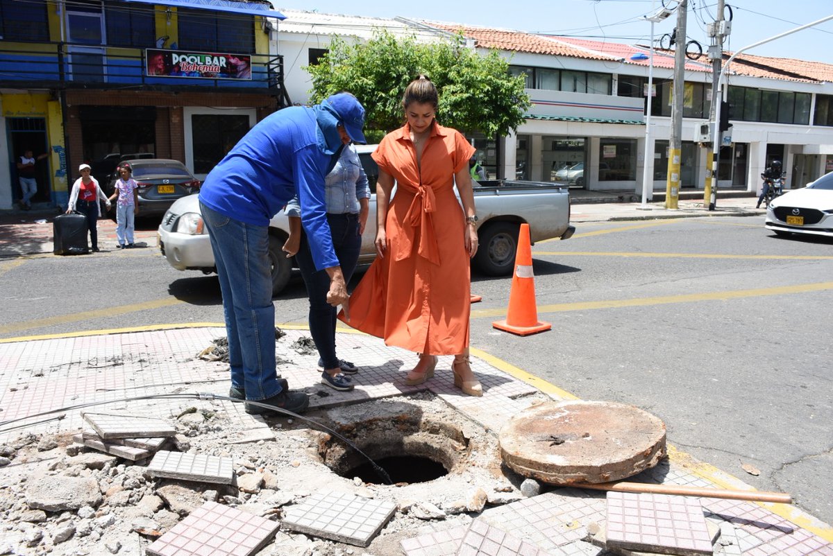 EmduparESP's tweet photo. Solucionamos rebosamiento en pozo de inspección en la carrera 19 con calle 11 Olimpica los Cortijos. Operarios de @EmduparESP han estado trabajando en la problemática ocasionada por acumulación de raíces y pañitos humedos. Gerente @ManjarresSole hizo presencia. @MelloCastroG https://t.co/K2jvXYZB5n
