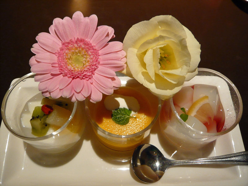 これは私が好きな中華レストランのデザート三種ですがマジで美味しいよ🌸🍮Desserts and flowers😋🌟