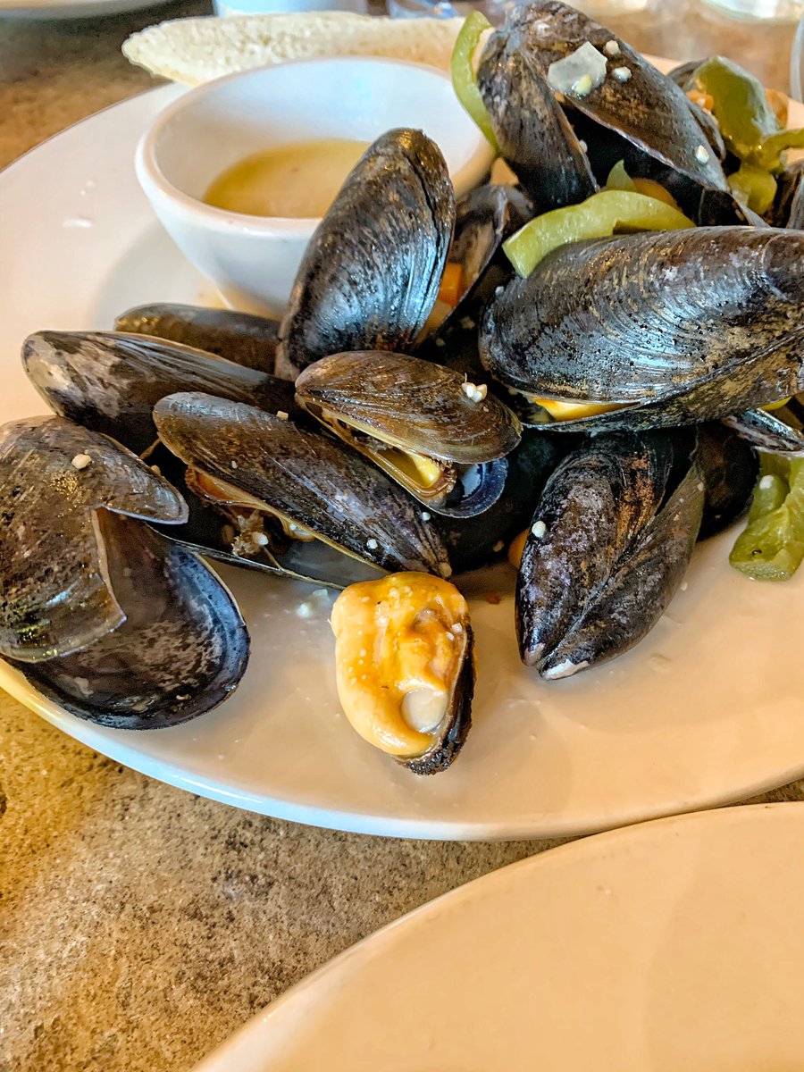 Lobster Barn ♥️ in the storybook village, #VictoriaByTheSea #PEI 
Crab dip, steamed @PEIMussels, 🐟 n’ 🍟, and their famous 🦞 🥖
@WeLovePEI @tourismpei @WelcomePEI @MeetInPEI #redsandsshore #explorepei