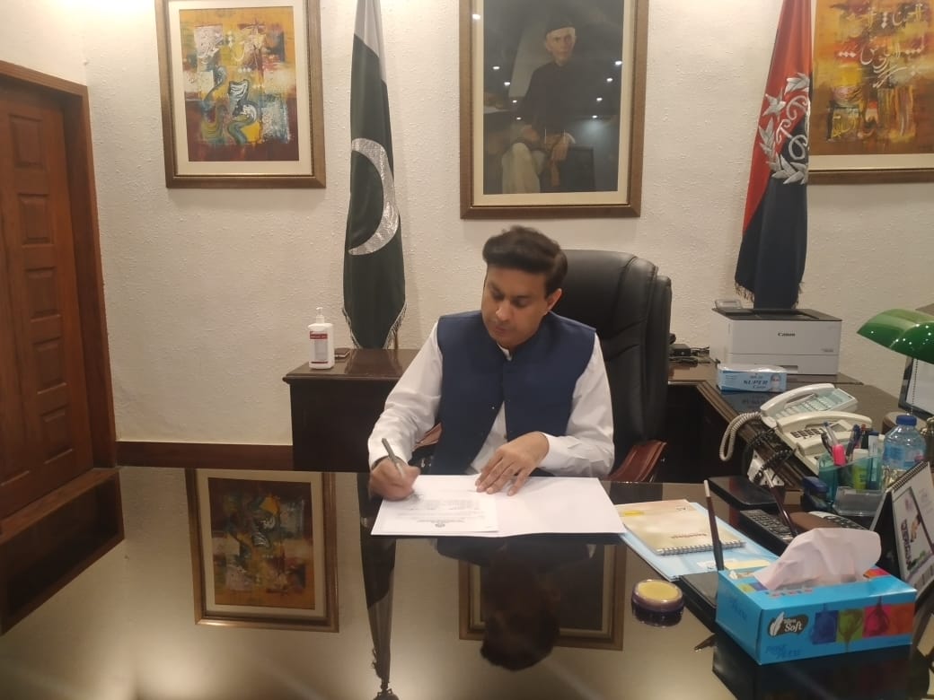 RwpPolice's tweet photo. بطور سٹی پولیس آفیسر عہدے کا چارج چھوڑتے ہوئے میں شکریہ ادا کرنا چاہتا ہوں راولپنڈی پولیس اور ہمارے شہریوں کا، آپ کے ساتھ یہ سفر اختتام کو پہنچا اور بے شک باہمی اعتماد و تعاون کی یہ خوبصورت یادگار ہمیشہ میرے ساتھ رہے گی۔ اللہ ہم سب کا حامی و ناصر ہو۔ 

ایس ایس پی عمر سعید ملک https://t.co/UPNHjCRAQk