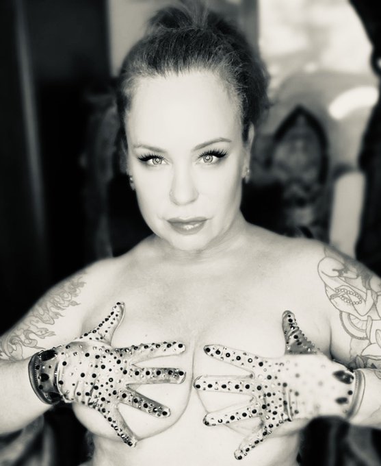Back from my Florida vacation feeling rejuvenated! I also have my Birthday Burlesque show coming up on<a href="/tag/newprofilepic"class="tags"><span>#newprofilepic</span></a>