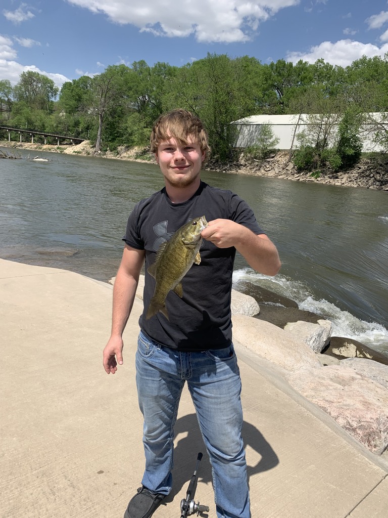 CentralCSD's tweet image. Mr. Ledbeter's class had some luck during the fishing unit at the Turkey River. Thank you to GEAR for the donation of night crawlers.