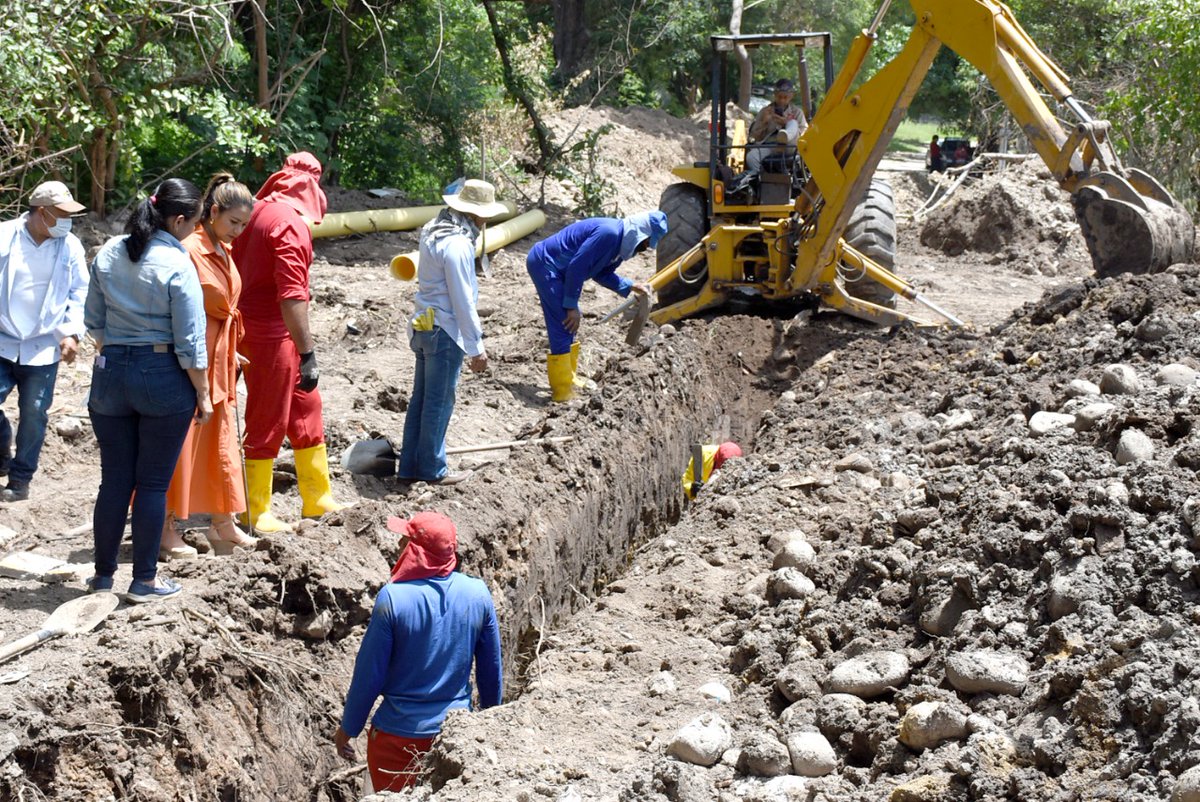 EmduparESP's tweet photo. Gerente de @EmduparESP @ManjarresSole supervisa trabajos de inversión en la Urbanización María Camila Sur. Realizamos reposición de 94 metros línales de tubería de alcantarillado sanitario de 10 pulgadas para mejorar el servicio.
@MelloCastroG https://t.co/Xa0GVfoUDM