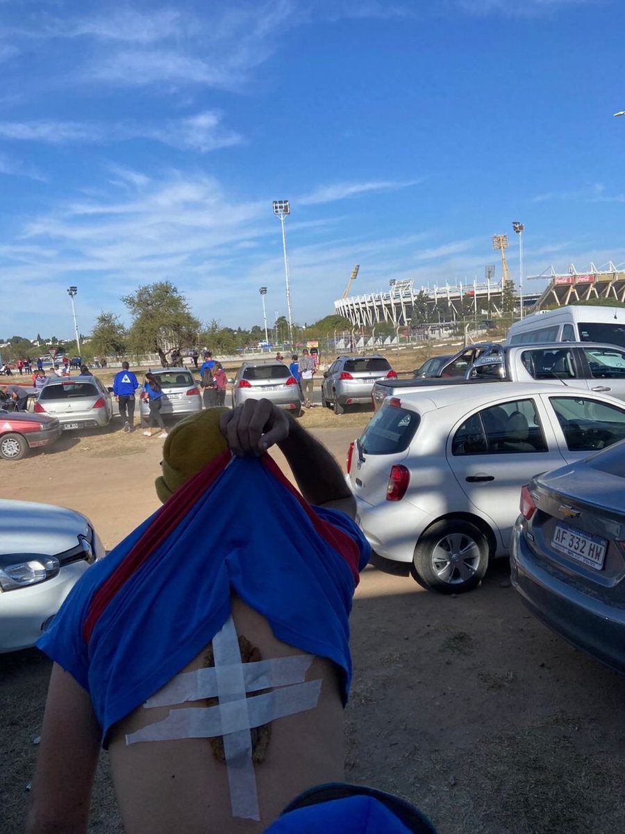 machetacorales's tweet photo. Entre las cosas absurdas que pasaron durante este viaje a Córdoba, me cuentan que además de tráfico de pulseras, hubo tráfico de MILANESAS. Qué club hermoso 🐯 https://t.co/WnGxpvhwd3