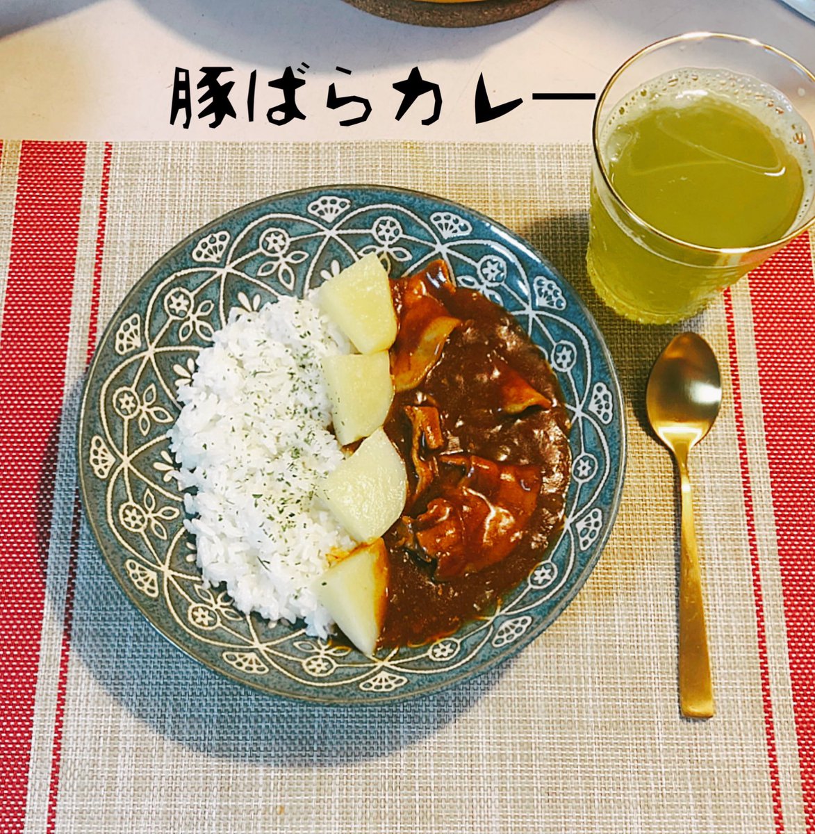 オハヨー|ω･｀)ﾁﾗｯ 昨日夕方爆睡して超最速カレー作りました🕖 酢豚の予定だったけど母がカレーでいいとの事🥹 玉葱みじん切り人参スライサー炒めてじゃが芋はレンチンお肉は切らず炒めず鍋へ… 