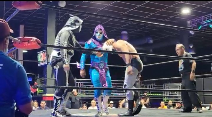 ChirpingBlueJay's tweet photo. #LosParks HijoDeL.APARK @Hijodelapark1 &amp; L.APARKJr. @LaparkJr. In #LeonardosDeHuningtonBeach.
👊😎👍
#WrestlingCommunity #Wrestling #FMLL #LuchaLibre @laparktapia #RealFamilia #SportsEntertainment #WrestlingTwitter

Watch on YouTube/Mirar en YouTube 
😎👉 https://t.co/DCLZpgH37n https://t.co/YhUz1FAvzy
