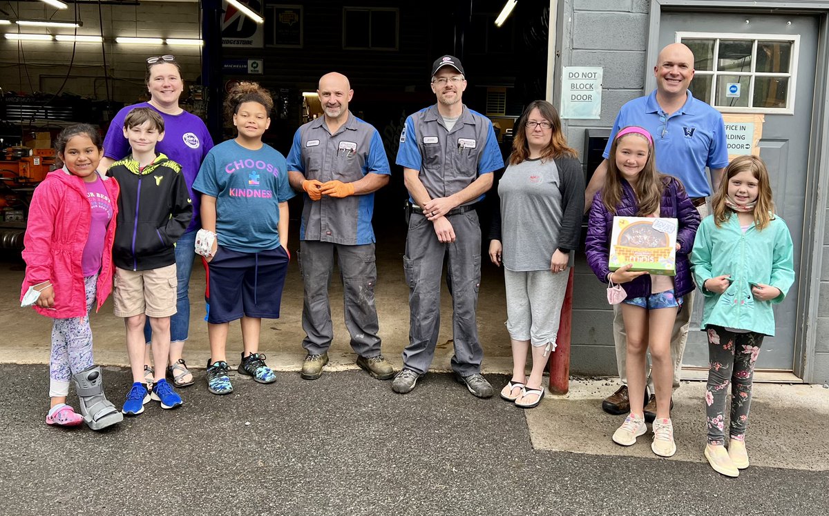 A day spent loving others is a day well spent 🚌♥️ 
#hplovebus
<a href="/PresnellJessica/">Jessica Presnell</a> <a href="/scottelliott_nc/">Scott Elliott</a>