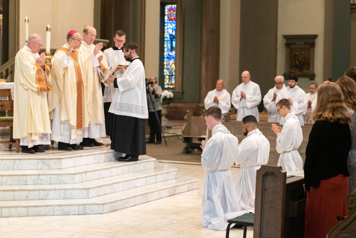 RichmondDiocese's tweet photo. "You are to facilitate the shining of Christ’s light on every dark corner of human experience... This task will lead you to experiences of challenge and sometimes suffering, but also treasured experiences of joy and love..." – Bishop Knestout
#TransitionalDeacons #Ordination https://t.co/poKPqFcL5V