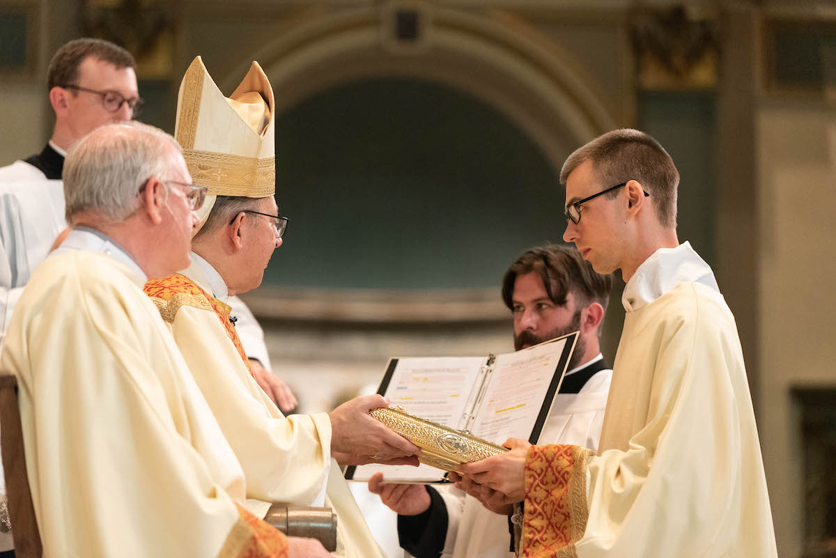 RichmondDiocese's tweet photo. "You are to facilitate the shining of Christ’s light on every dark corner of human experience... This task will lead you to experiences of challenge and sometimes suffering, but also treasured experiences of joy and love..." – Bishop Knestout
#TransitionalDeacons #Ordination https://t.co/poKPqFcL5V