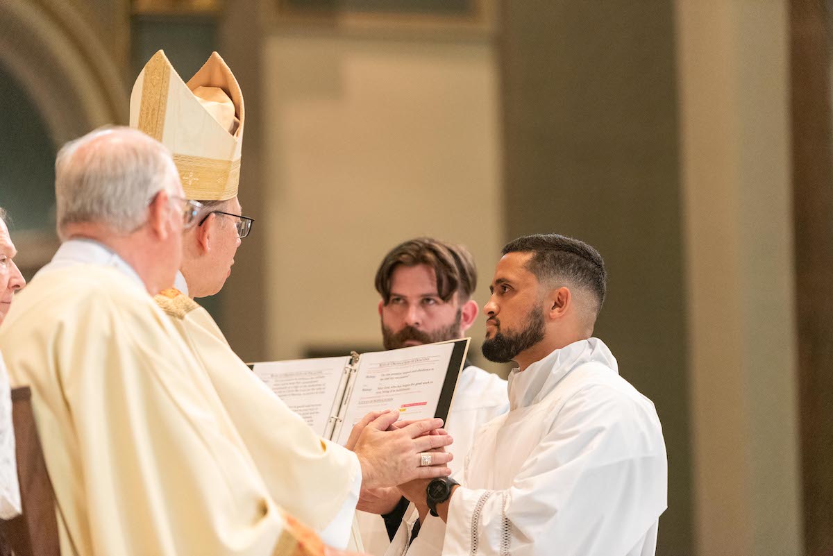 RichmondDiocese's tweet photo. "You are to facilitate the shining of Christ’s light on every dark corner of human experience... This task will lead you to experiences of challenge and sometimes suffering, but also treasured experiences of joy and love..." – Bishop Knestout
#TransitionalDeacons #Ordination https://t.co/poKPqFcL5V