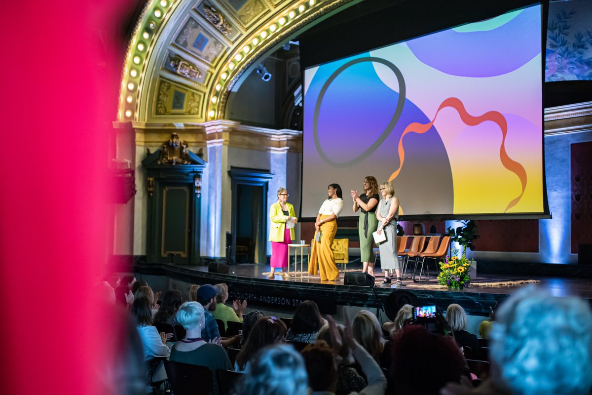 KylaWoodsTV's tweet photo. Y’all I just. Whew. My cup overflows. 🥹 #PowerToPursue #Women #WomenInLeadership #PowerfulAF #Cincinnati #Ohio 
(cc: @CandiceBrackeen) 
📸: Teah Longland https://t.co/yaW6KiXr21