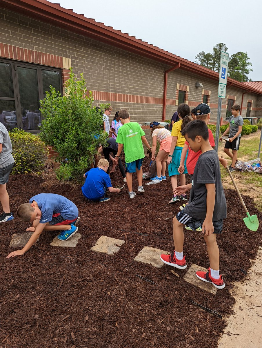 JaneenStarkey50's tweet photo. More fun today sprucing up our "Secret Garden!" These kids spread 120 bags of mulch in less than an hour! #PanthersEngaged https://t.co/ytilJVZv8A