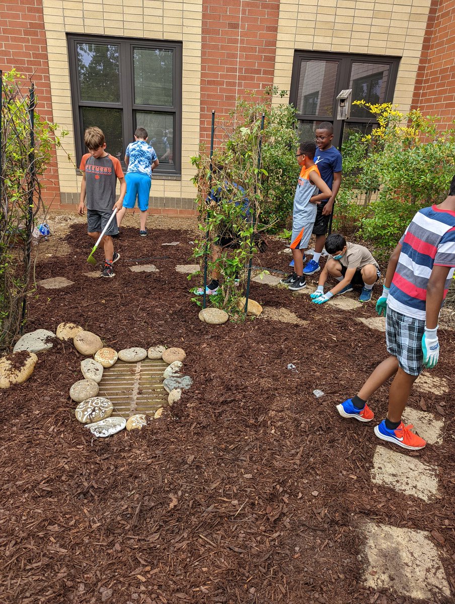 JaneenStarkey50's tweet photo. More fun today sprucing up our "Secret Garden!" These kids spread 120 bags of mulch in less than an hour! #PanthersEngaged https://t.co/ytilJVZv8A