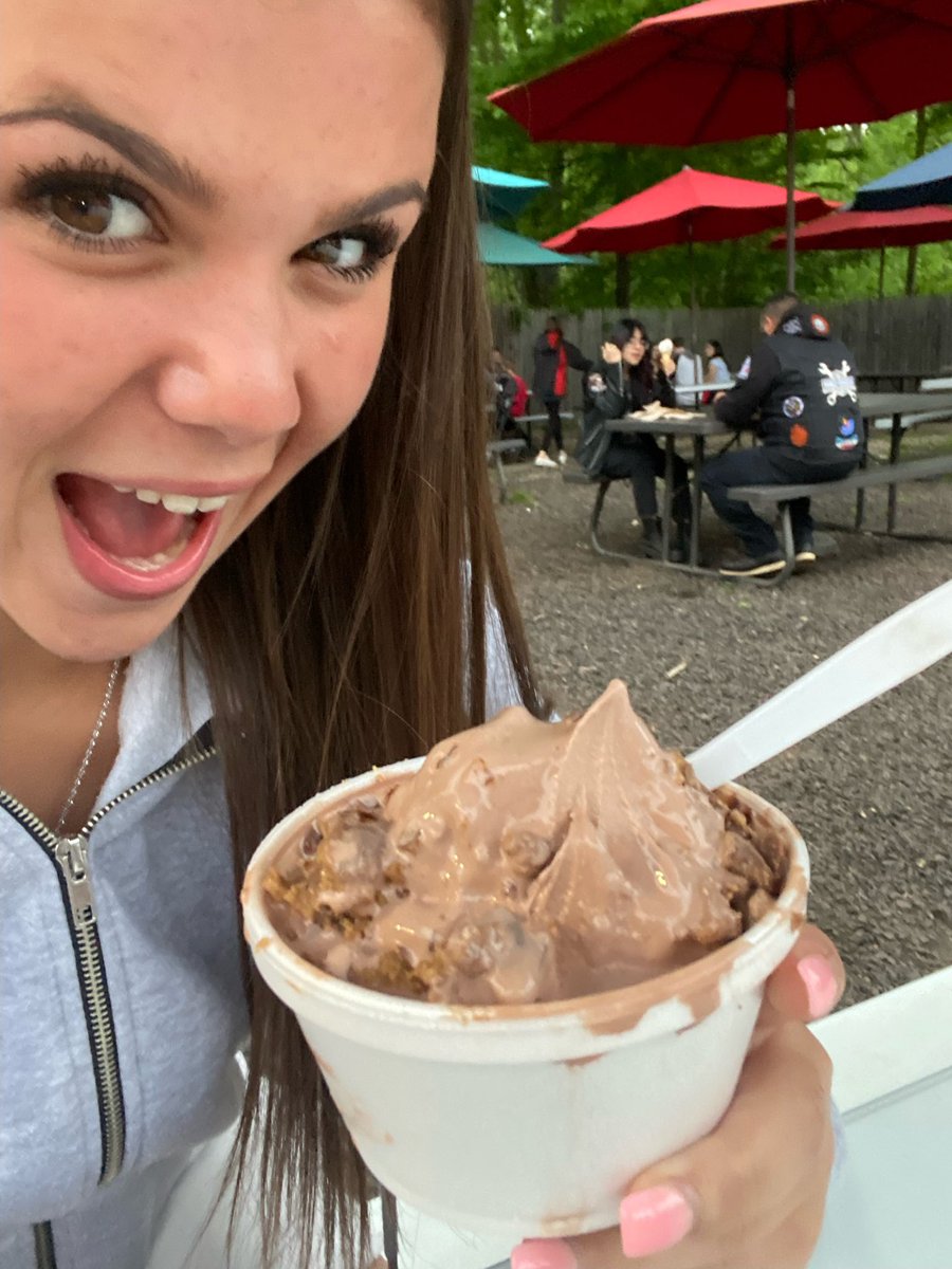 Some more selfies from <a href="/RelayForLife/">RelayForLife</a> fundraiser at King Kone. Can’t go wrong with some ice cream for a good cause! @EttlingersClass