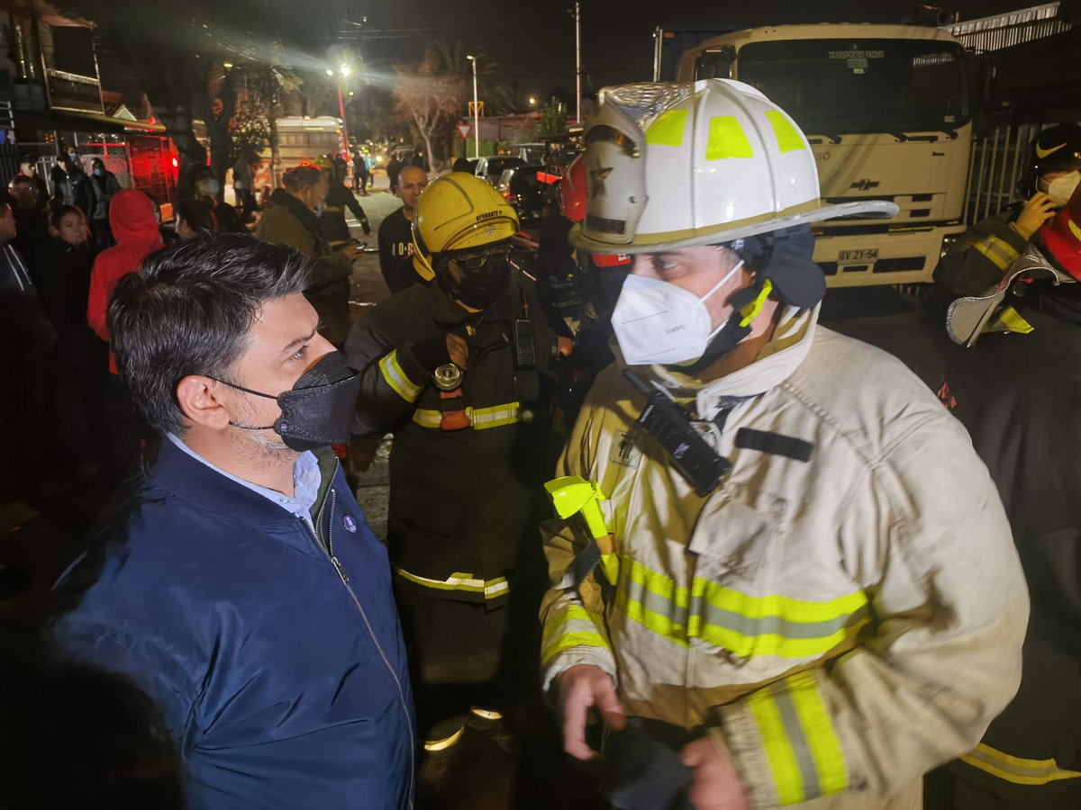 cbsantiago's tweet photo. 🔴AHORA - 4º Comandante se reúne con el Alcalde de @muniecentral, @fmunozv, para entregar información acerca del trabajo de las Compañías del CBS y @CBQN en #Incendio, El Greco y Embajador Quintana, #EstaciónCentral.
#EmergenciasCBS #BomberosSantiago #ConstanciayDisciplina https://t.co/VPWnlo8DS9