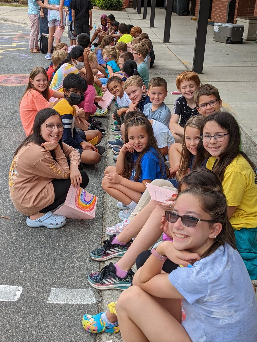 JaneenStarkey50's tweet photo. Fun day of popsicles and games with our Kindergarten Reading Buddies.  #PanthersEngaged https://t.co/J5iKdWgYZW
