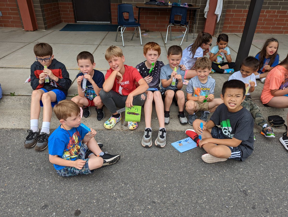 JaneenStarkey50's tweet photo. Fun day of popsicles and games with our Kindergarten Reading Buddies.  #PanthersEngaged https://t.co/J5iKdWgYZW