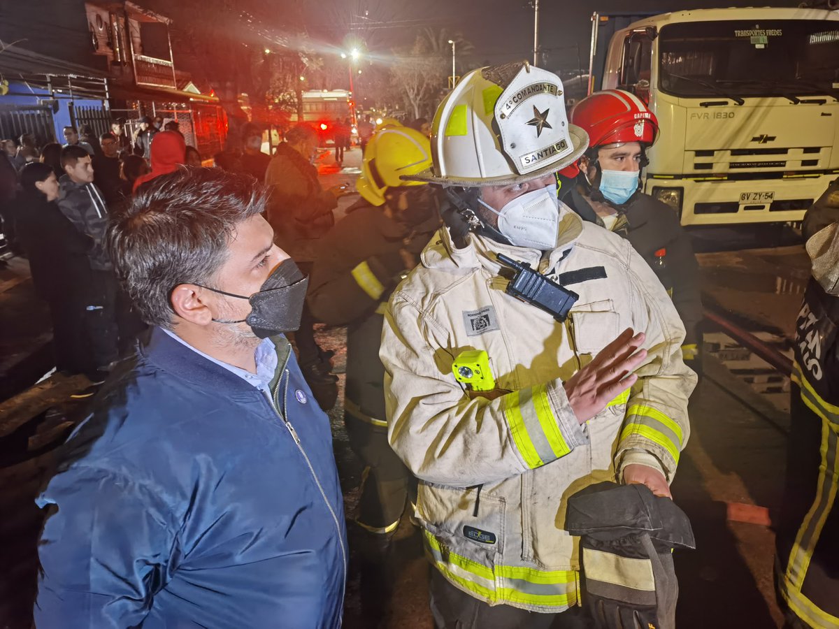 cbsantiago's tweet photo. 🔴AHORA - 4º Comandante se reúne con el Alcalde de @muniecentral, @fmunozv, para entregar información acerca del trabajo de las Compañías del CBS y @CBQN en #Incendio, El Greco y Embajador Quintana, #EstaciónCentral.
#EmergenciasCBS #BomberosSantiago #ConstanciayDisciplina https://t.co/VPWnlo8DS9