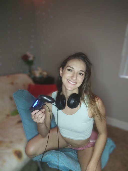 Going live on Twitch and only friends

https://t.co/CjDIHmDmRu https://t.co/U66rX8XCHO