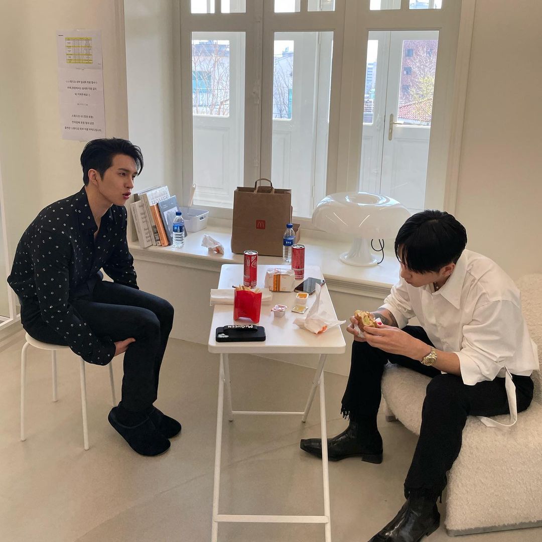 kimjyans's tweet photo. hyogi going around taking otp moments of his hyungs, bless you https://t.co/EuG4qlI0oF