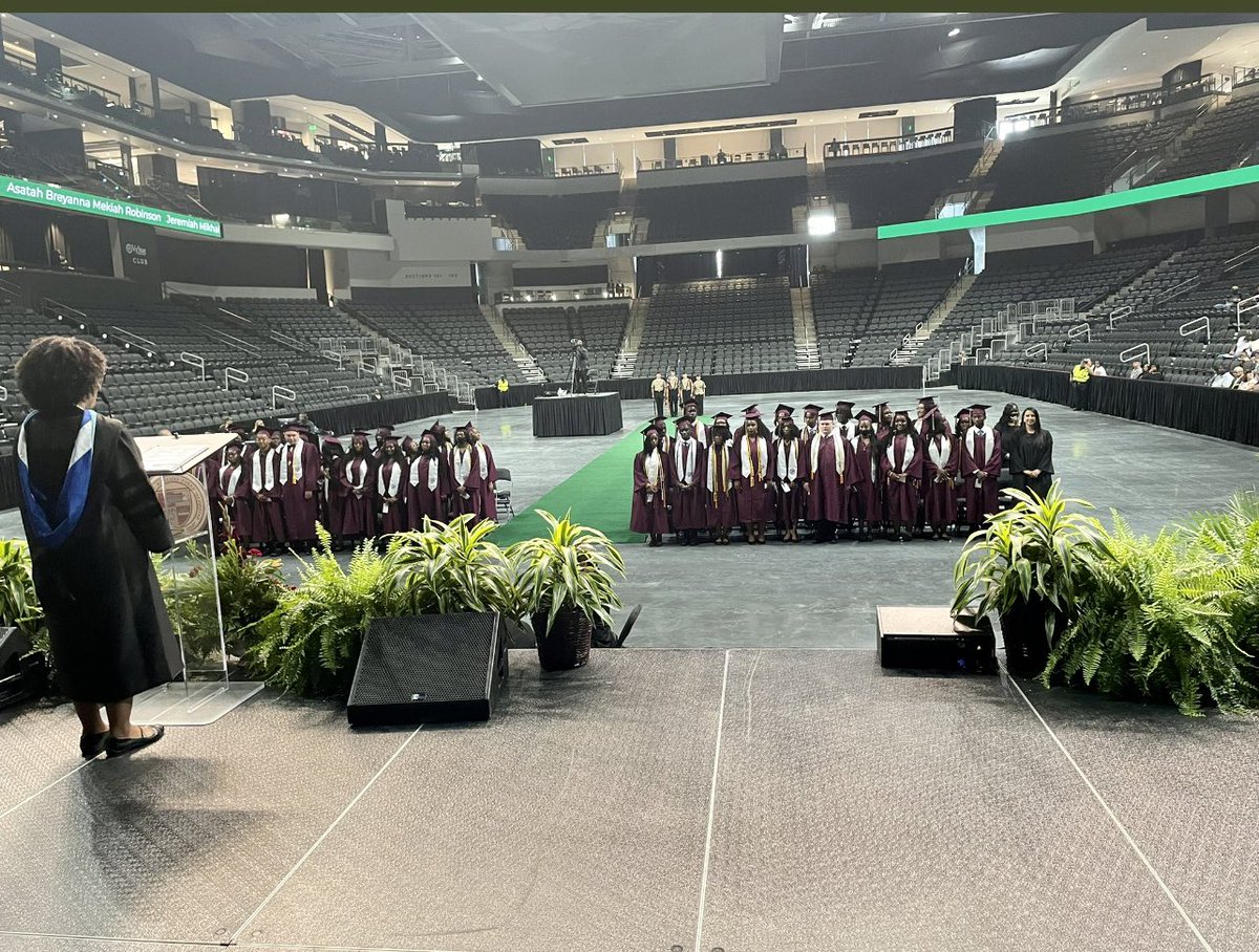 SECHS_Cobras's tweet photo. Congratulations to our Graduating class of 2022‼️ YOU DID IT! We are so proud of what you’ve accomplished this far and can’t wait to see what the future holds!! #GoCobras 🎉👩🏽‍🎓🧑🏽‍🎓👨🏽‍🎓 https://t.co/gXDyZ39x8W