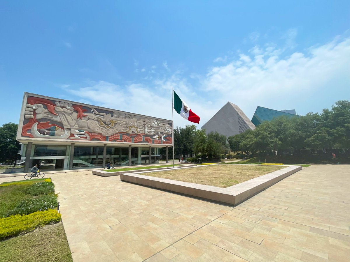 romes197's tweet photo. Diese Woche habe ich den Hauptcampus des TEC in der Stadt Monterrey besucht, um dort die Labore für meine bald anstehende Bachelorarbeit zu besichtigen.
Der Campus ist schön, aber die Hitze hat mich echt fertig gemacht, 35-40°C sind dort keine Seltenheit. 🫠
#studierenweltweit https://t.co/DUw4p76Gg0