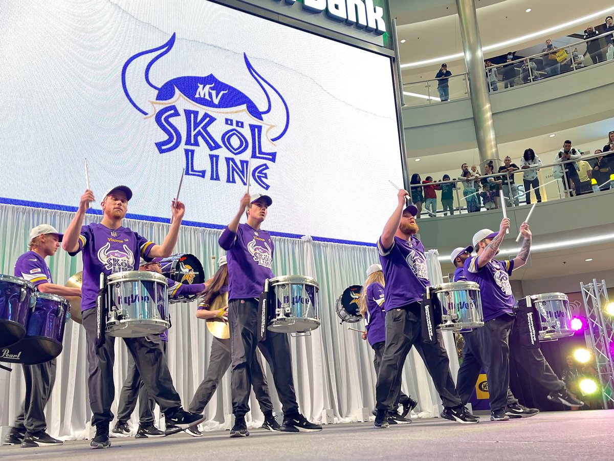 mallofamerica's tweet image. But first… let’s hear it for the @Vikings @SkolLine! 👏💜 #MVCAuditions #MVC2022