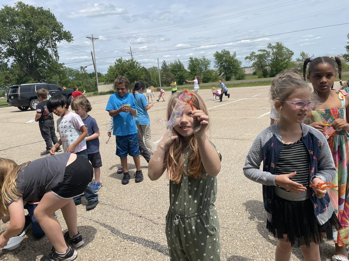 marciewarner28's tweet photo. @CentralPauline 2nd graders bubbling with fun! #wearePC #PCBuildingOurLegacy #PCStrongerTogether https://t.co/9aN1J2KOSl