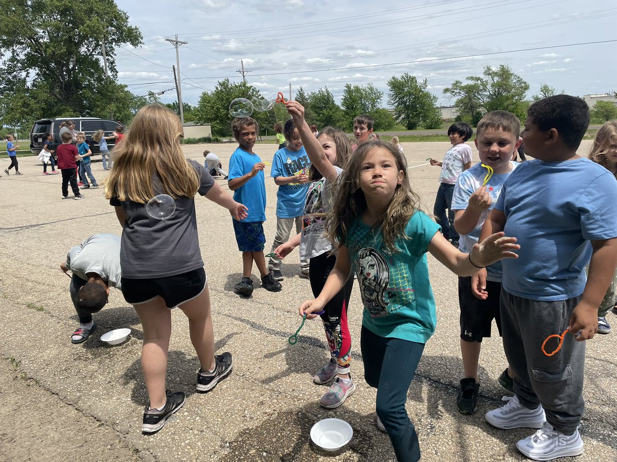 marciewarner28's tweet photo. @CentralPauline 2nd graders bubbling with fun! #wearePC #PCBuildingOurLegacy #PCStrongerTogether https://t.co/9aN1J2KOSl