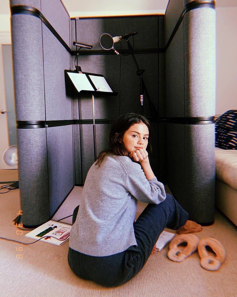 PopCrave's tweet photo. 🚨 Selena Gomez confirms to @DEADLINE that she’s in LA working on her next studio album. https://t.co/ML36lLfX9J