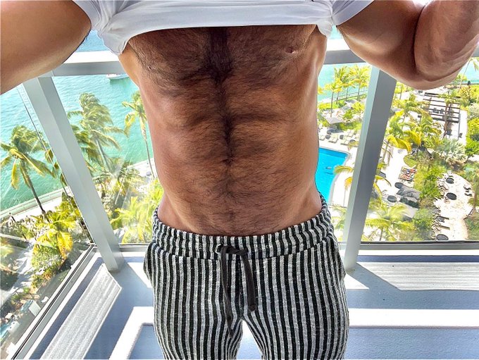 2 pic. anyone wants hair boy in their bed ?? https://t.co/szXJa5gDBQ