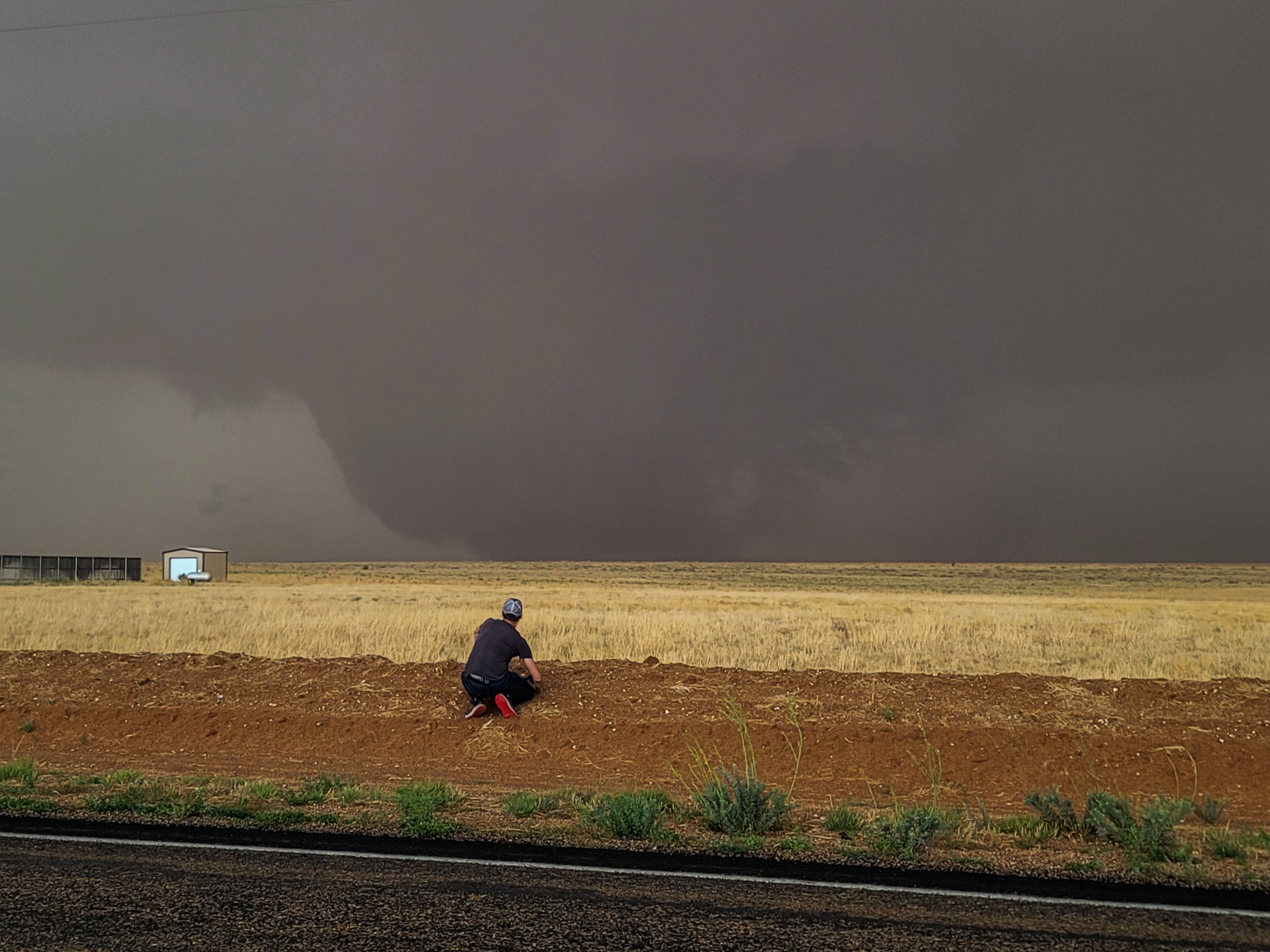 Jake Thompson al Twitter "Big tornado north of Morton, Texas a short