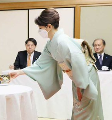 岸田文雄の妻はマツダ役員秘書 経歴を若い頃の画像付きで紹介 しげぽんブログ