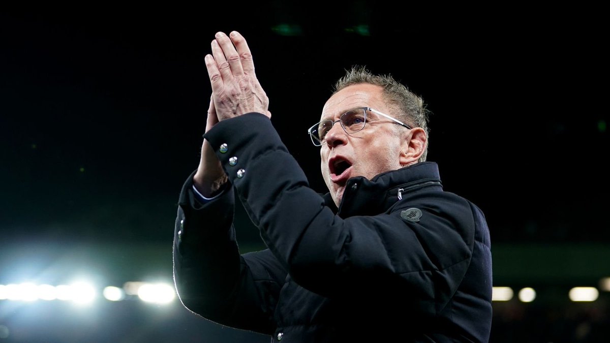 Mercado_Ingles's tweet photo. Hinchas del Manchester United han catalogado a Ralf Rangnick como el peor director tecnico de la historia del club despues de finalizar su paso por el equipo y dejar al vestuario mas dividido que nunca. [Daily Mail] https://t.co/mRWHykzb2y