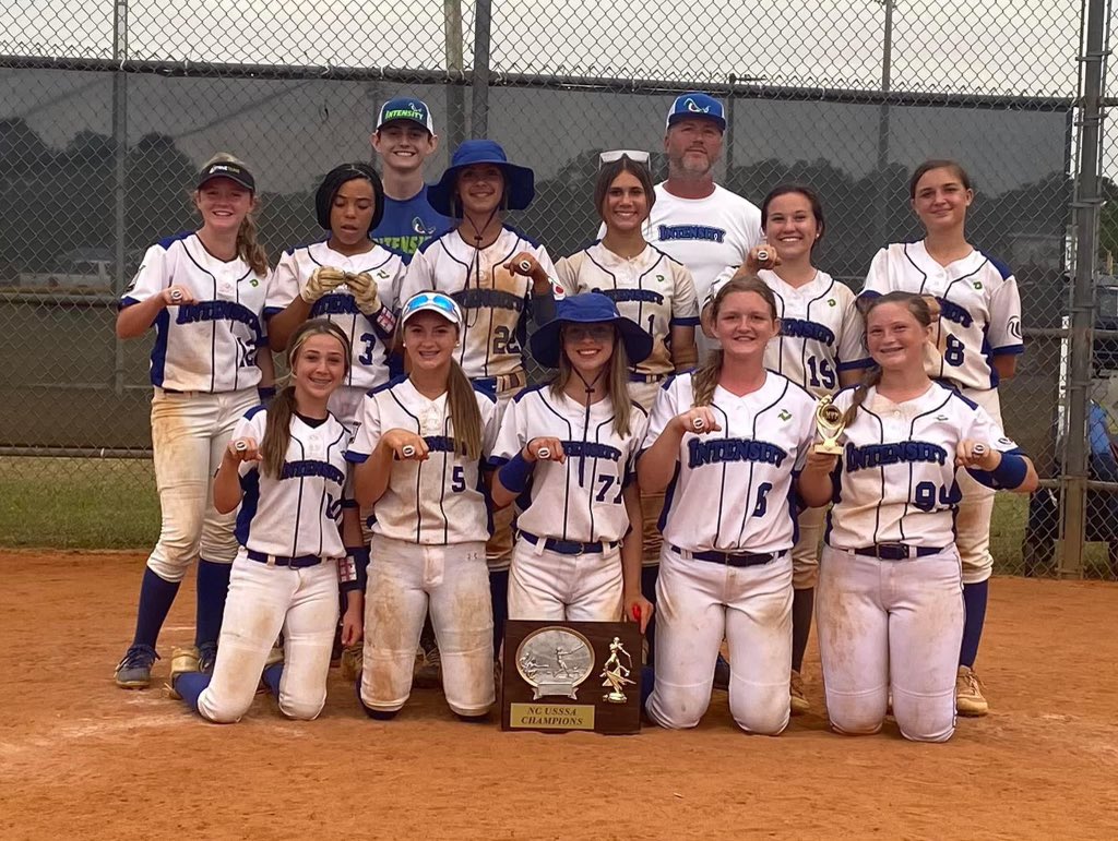 tatumallen_00's tweet photo. Had a great time this past weekend with my favorite girls!! We ended up coming out on top going undefeated all day. A big shoutout to all of my amazing coaches and teammates who played a big factor in our victory!#IntensityGore @TrevorGore6 https://t.co/n6KLBlpTeZ