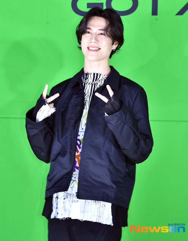 YGGOT7Chile's tweet photo. [TWITTER] 22.05.22

#YUGYEOM para la conferencia de prensa.

______
#YUGYEOM at press conference.

© cyjprint.

[ #Yugyeom #KimYugyeom #갓세븐유겸 #김유겸 
#aomgyugyeom #dandelion #a6ove #got7yugyeom
#갓세븐_앙코르_우린우리대로간다 #GOT7 #갓세븐 #IGOT7 #아가새 #GOT7Forever ] 🐻‍❄️ https://t.co/S5b1P3VDoc