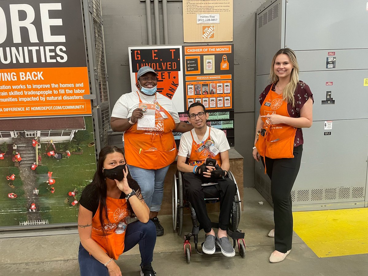 Today our HC Julio partnered with me to recognize his FES Ke’Ambrial! Thank you Ke’Ambrial for always focusing on taking care of our people and making our cashiers feel supported!