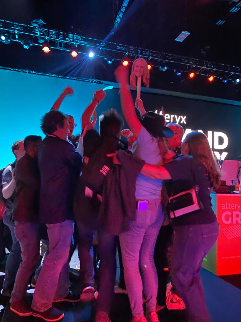 SamiJayne69's tweet photo. My heart is so full. Not only did I start working for @alteryx last week at Denver, CO. But I also got to meet my crew the #alteryxaces in person for the first time in years. We have bonded so much over COVID-19 that actually meeting each other in person was very emotional.❤#fam https://t.co/RNKkE7rPhM