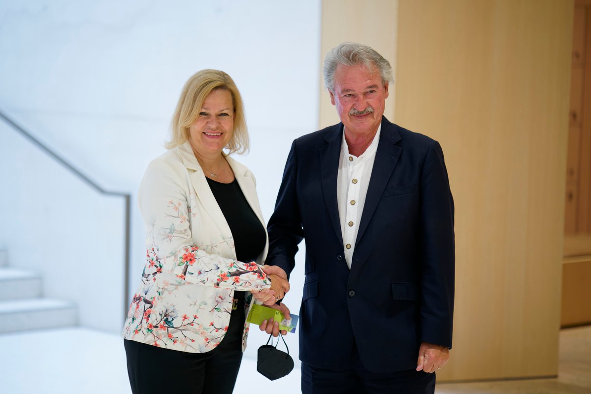 BMI_Bund's tweet photo. Die Innenministerinnen und Innenminister aus 🇩🇪 🇱🇮 🇱🇺 🇦🇹 🇨🇭 kommen heute und morgen in #Königstein zu Beratungen zusammen. Themen des bilateralen Austauschs: Kampf gegen grenzüberschreitende Kriminalität, russische Desinformation und Hilfe für ukrainische Geflüchtete. https://t.co/InUblLqoSD